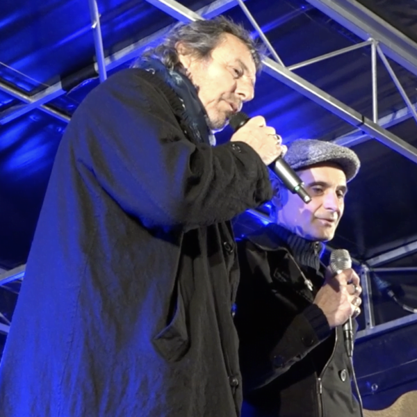Jean-Luc Reichmann et le groupe Kalffa au marché de noël de Saint-Clément