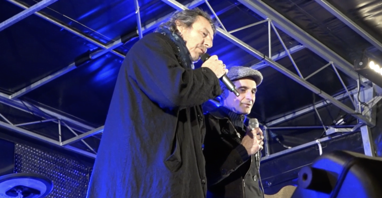 Jean-Luc Reichmann et le groupe Kalffa au marché de noël de Saint-Clément