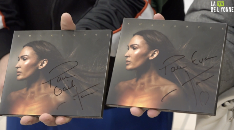 Photo d'albums dédicacés de Vitaa