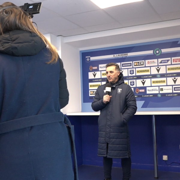 Photo de l'interview de l'entraîneur Christophe Pélissier avec deux personnes de l'équipe de la Télé de l'Yonne