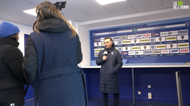 Photo de l'interview de l'entraîneur Christophe Pélissier avec deux personnes de l'équipe de la Télé de l'Yonne