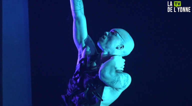 Un danseur sous une lumière bleuté