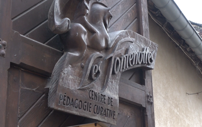 Porte d'entrée de l'IME les Fontenottes à Saint-Julien-du-Sault. Porte en bois avec un relief noté "les fontenottes, centre de pédagogie curative"