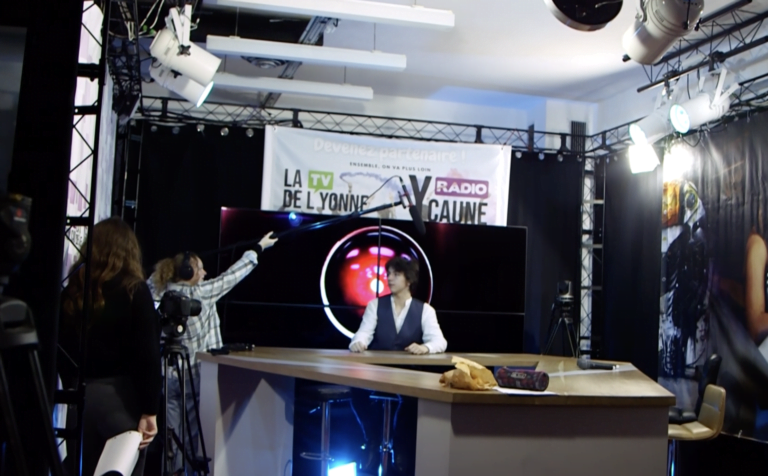 studio de télévision avec 3 jeunes tournant une séquence