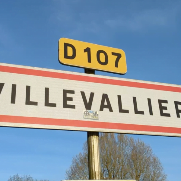 Panneau de l'entrée de Villevallier