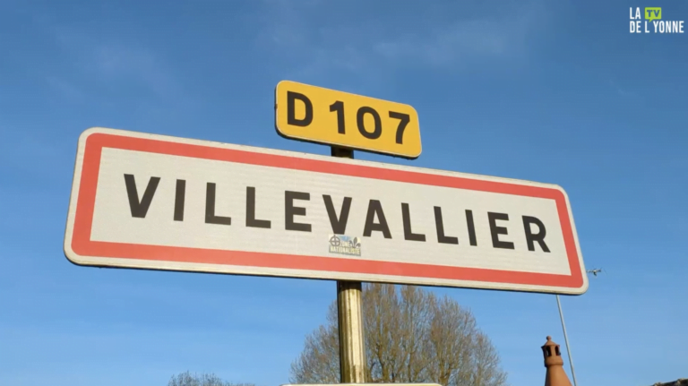 Panneau de l'entrée de Villevallier