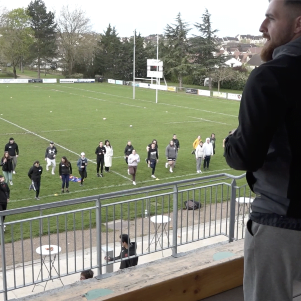 entrainement dans le cadre des 2 ans, du CEJ, Contrat d’Engagement Jeune, France Travail et la Mission Locale de l’Auxerrois ont organisé un événement au cœur du stade auxerrois de rugby.