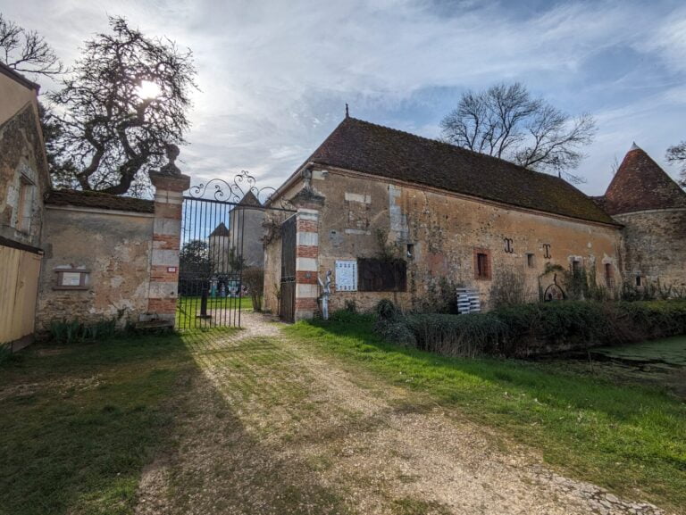 L'entrée du Centre Régionale d’Art Contemporain au coeur d’un château historique. Le château du Tremblay, à Fontenoy.