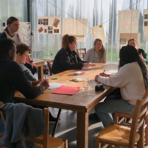 groupe de 8 jeunes à l'école nouvelle de la citoyenneté ENCit dans l'Yonne au Château du Feÿ