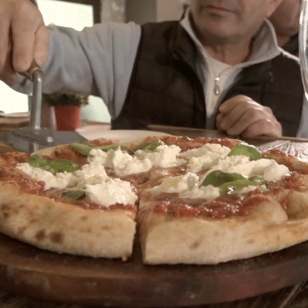 Dégustation d'une savoureuse Pizza Margarita au Bar à Pizzas de Walter, le bar itinérant.