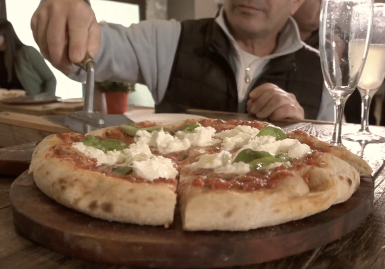 Dégustation d'une savoureuse Pizza Margarita au Bar à Pizzas de Walter, le bar itinérant.