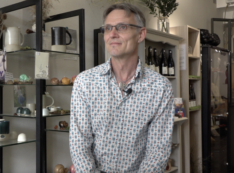 Thierry Bierry gerant de la boutique l'escargot Auxerrois dans sa boutique fraichement ouverte dédié à l'escargot
