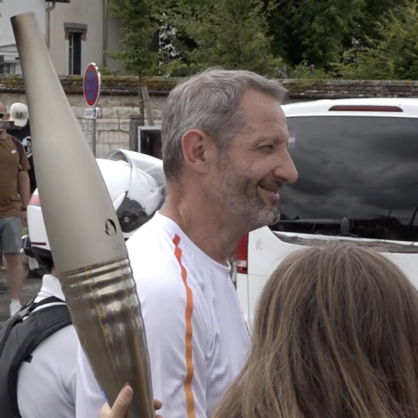 Franck Chaufournais près de la flamme olympique