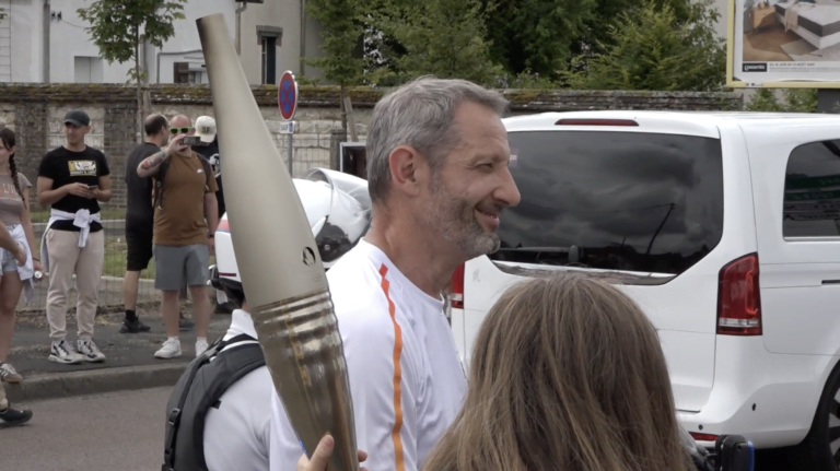 Franck Chaufournais près de la flamme olympique