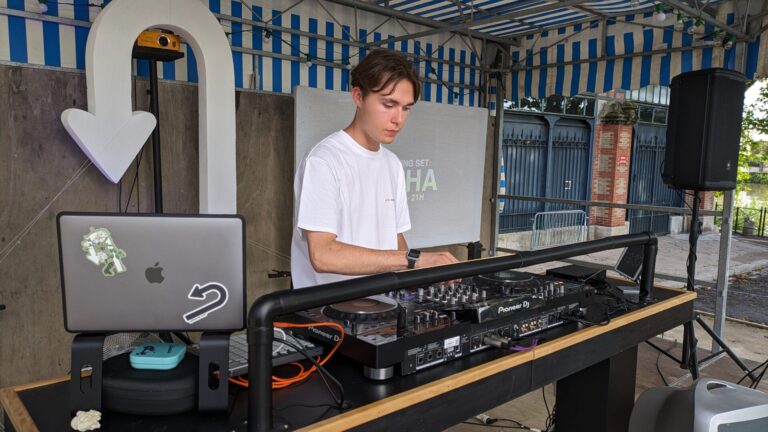 Guerlin greg jeune icaunais en representation à joigny pour la fête de la musique en tant que Dj également appelé autoreverse dans l'Yonne