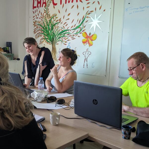Fanny Caron de l'Hactivateur de compétences, animant un atelier du dispositif, pour l'association Cithy du 89, association porteuse de cap emploi