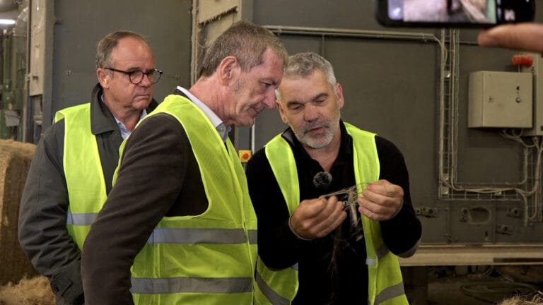 Le prefet de l'Yonne Pascale Jan se rend à l'usine Géochanvre à Lézinnes pour découvrir son activité dans le cadre de linvestissement du plan France 2030