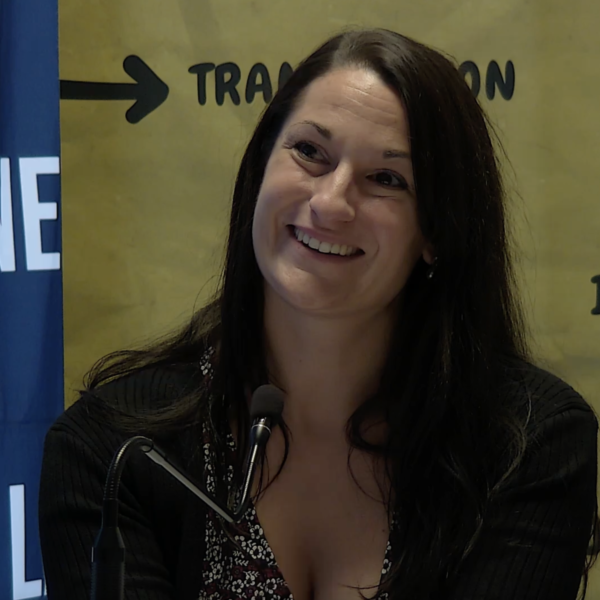 charlène labe coordinatrice de la mission locales d'Auxerre à la ruche bourdonne presente les jeunes talents