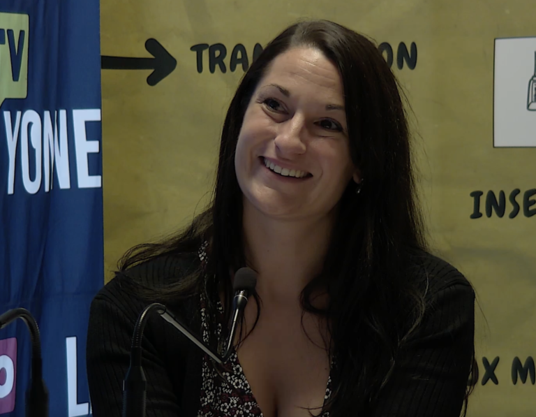 charlène labe coordinatrice de la mission locales d'Auxerre à la ruche bourdonne presente les jeunes talents