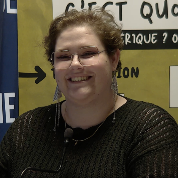 Sérèna Berbigette jeune talent auxerrois revient sur son parcours dans une interview à découvert par la tele de l'yonne sur le plateau télé au sein de la ruche bourdonne