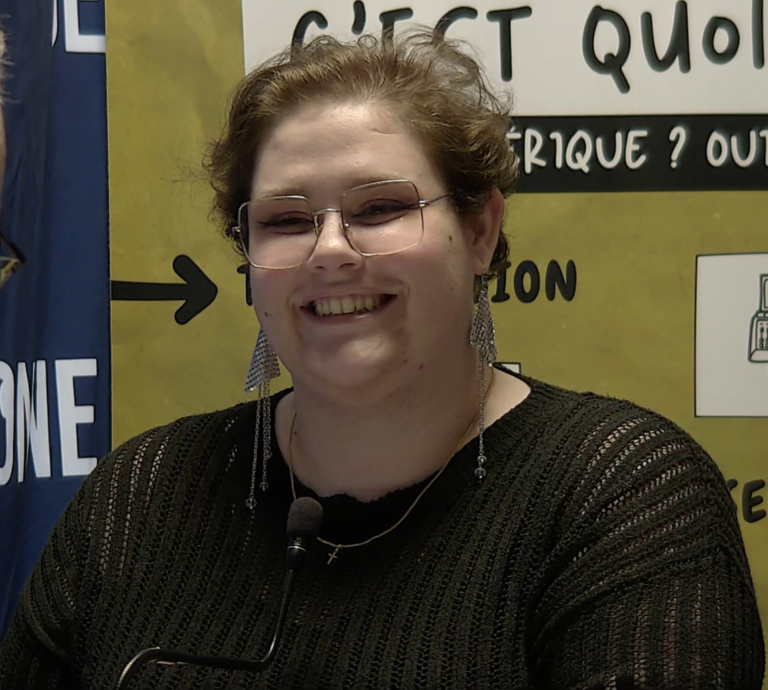 Sérèna Berbigette jeune talent auxerrois revient sur son parcours dans une interview à découvert par la tele de l'yonne sur le plateau télé au sein de la ruche bourdonne