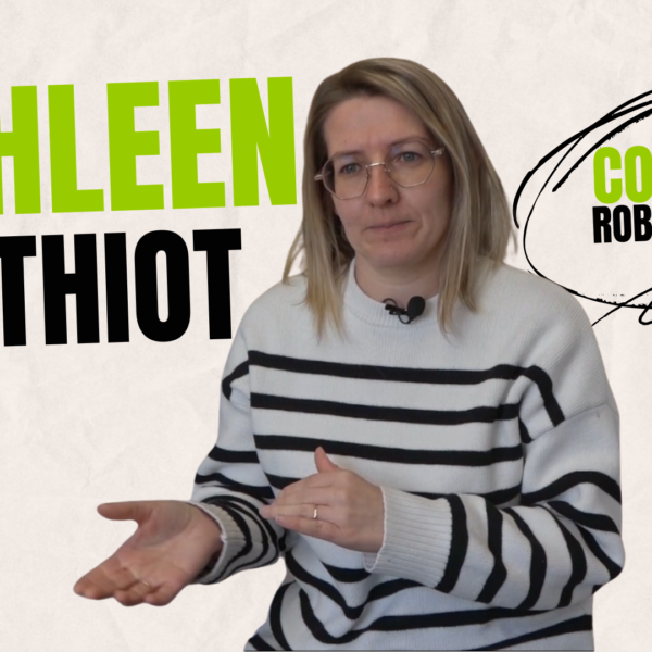 Portrait d’une femme blonde portant un pull rayé blanc et noir, parlant face à la caméra. Son nom, Kathleen Mathiot, est écrit en gros à gauche, et son métier « Couturière – Robes de mariées » est mentionné à droite. En bas à droite, on voit le logo « La TV de l’Yonne ».